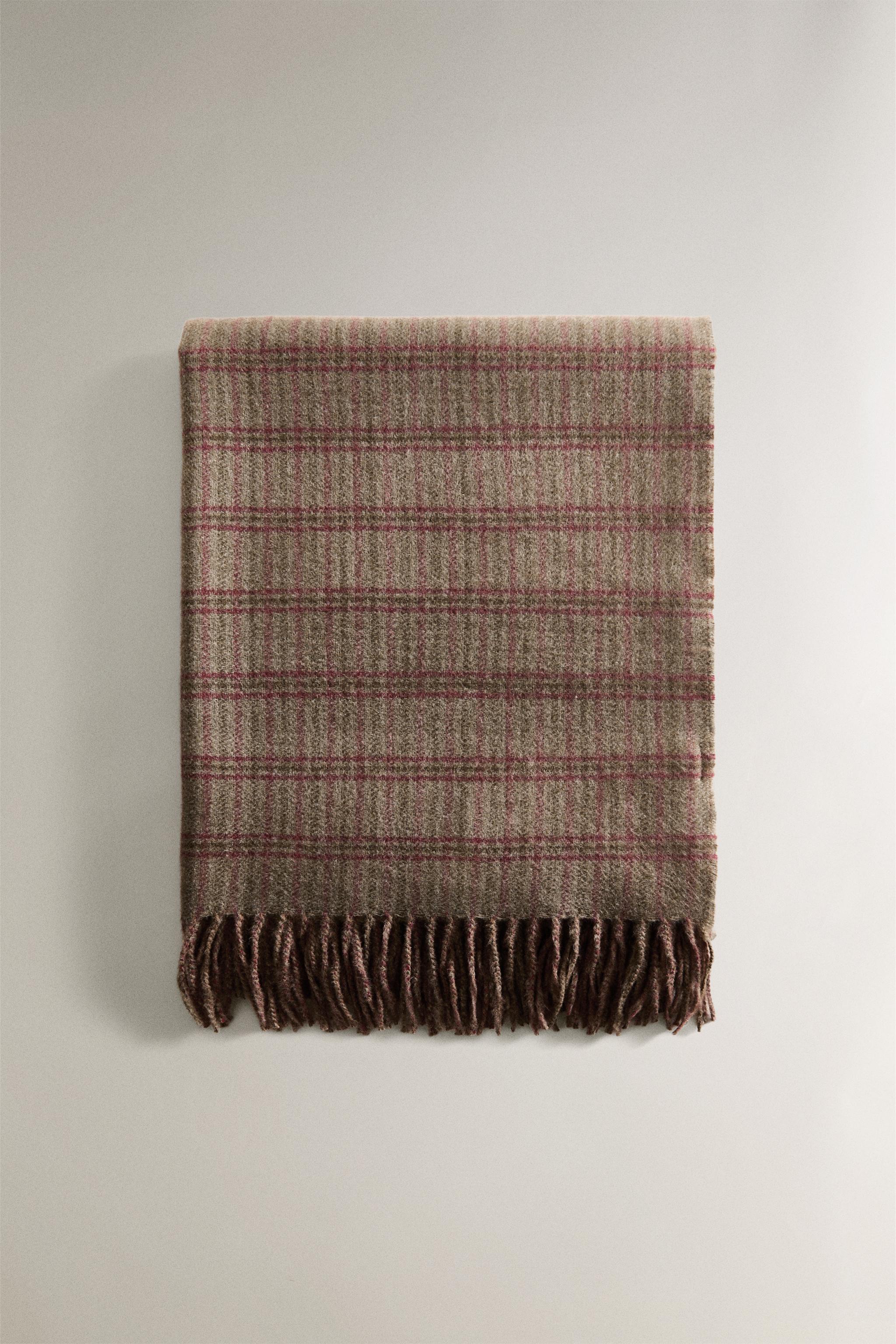 PLAID BLANKET WITH FRINGE